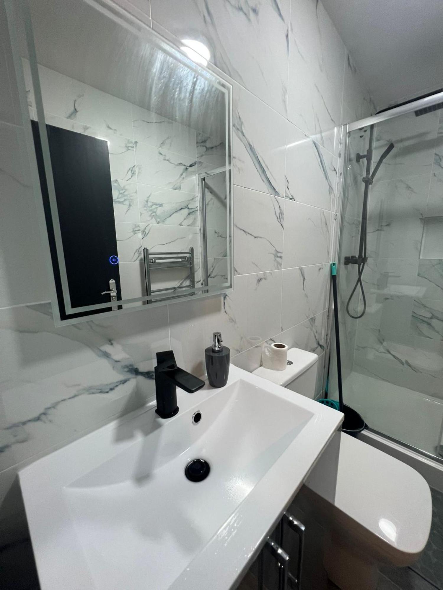 New Modern Flat! Monthly Discount! Near Centre Apartment Cardiff